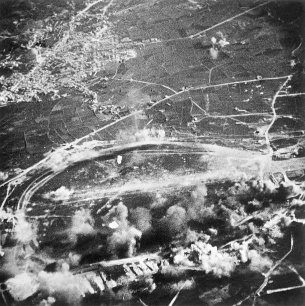 Dhahen fuq Ta' Qali waqt bumbardament mir-Regia Aeronautica
