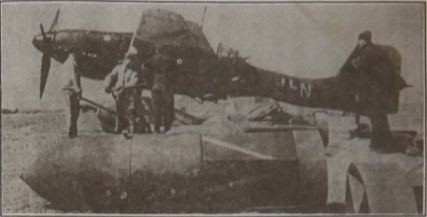 Bomba SC 500 u fl-isfond jidher Ju 87 Stuka