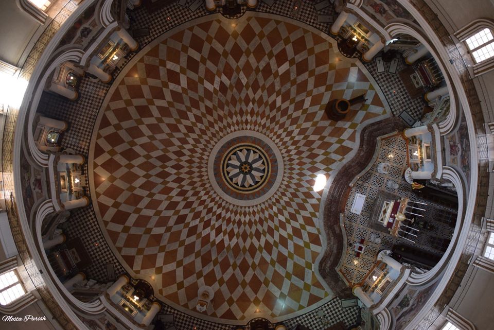Pavimentar tar-Rotunda tal-Mosta, disinn ta' Gorg Grognet, li nsibu fis-sagristija