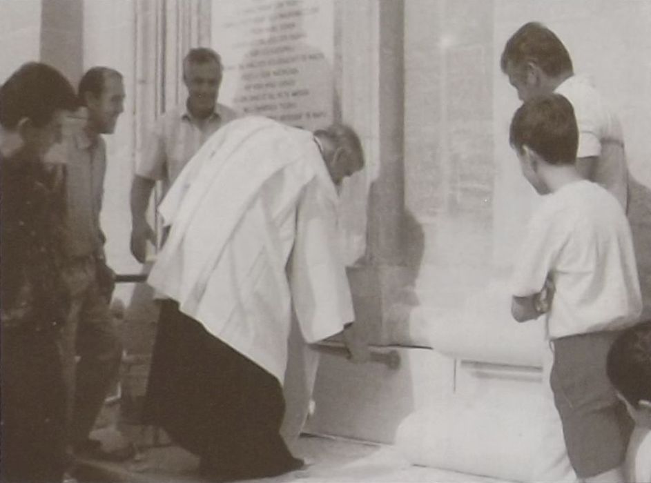 L-Arcipriet Dun Joe Carabott iqieghed l-ewwel gebla tar-restawr tar-Rotunda tal-Mosta f'Ottubru 1992