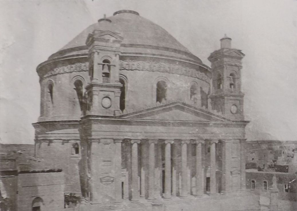 Ir-Rotunda knisja tal-Mosta ghadha bla lanterna.