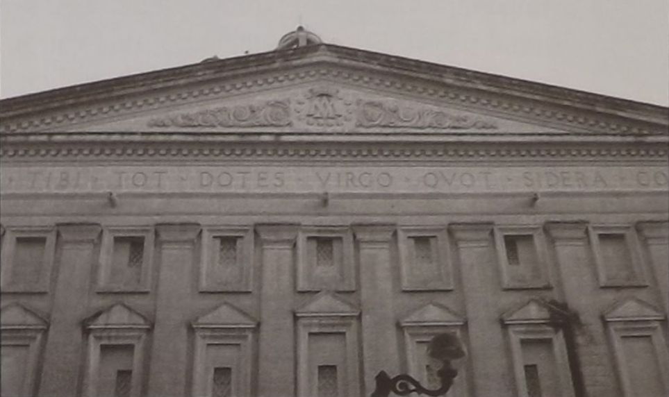 Il-frontispizju ta' wara tar-Rotunda tal-Mosta.