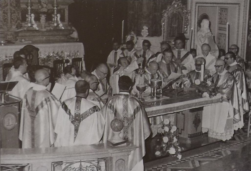 Waqt il-koncelebrazzjoni ta’ Mons. G. Mercieca ftuh festi Inkurunazzjoni fit-30 ta’ Lulju, 1975 fil-Mosta