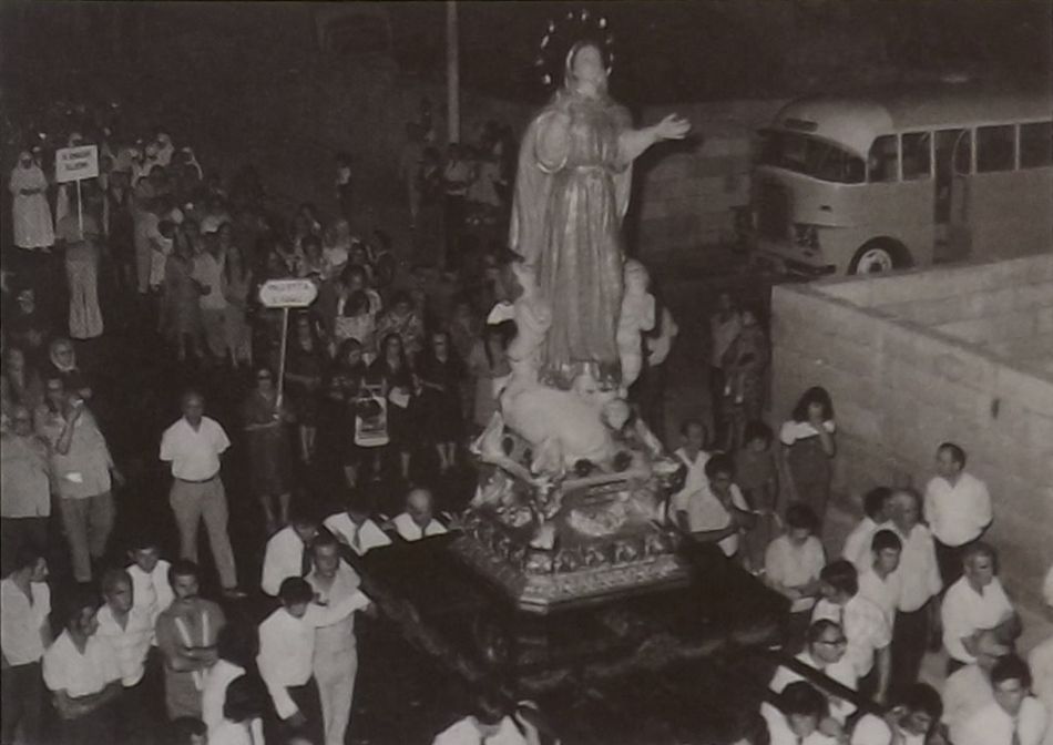 Pellegrinagg fil-Mosta bl-istatwa ta' Santa Marija f'Lejl Marjan fit-2 t'Awissu 1975