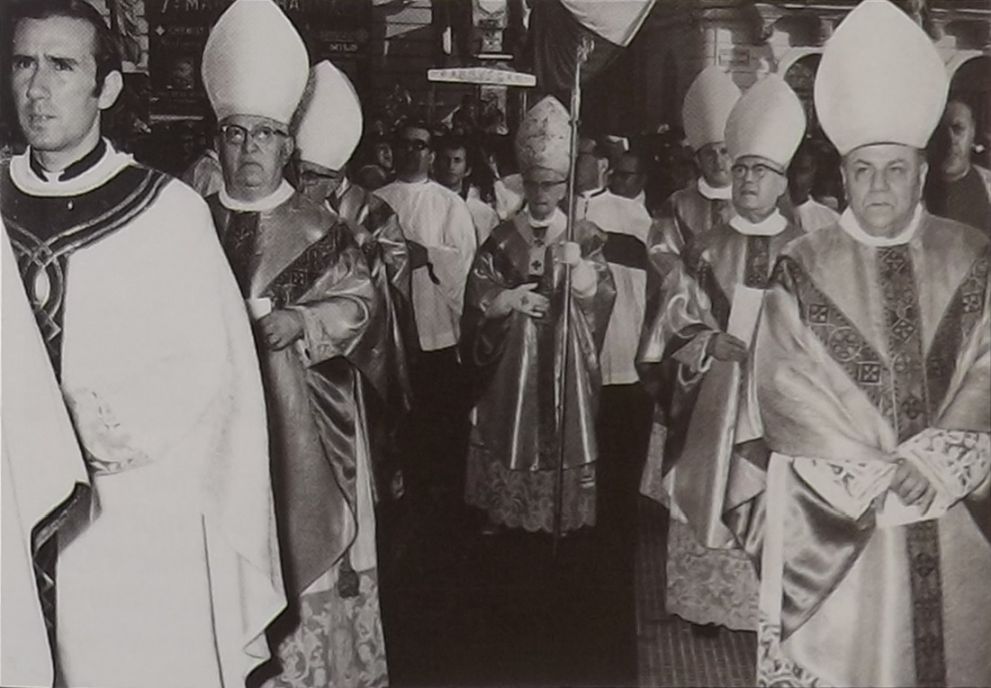 Mons. Arcisqof M. Gonzi, Mons. Nikol Cauchi, Mons. G. Mercieca w il-Kapitlu tal-Katidral fuq iz-zuntier tar-Rotunda Mosta dakinhar tal-10 t'Awissu 1975