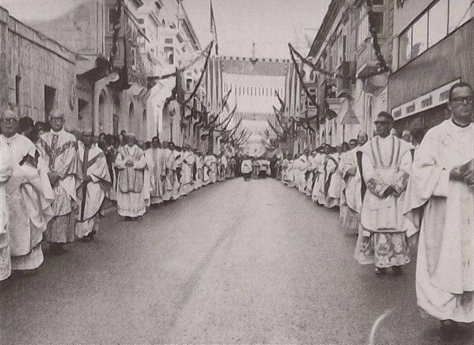 Korteo b'aktar minn 100 sacerdot fil-Mosta dakinhar tal-10 t'Awissu 1975