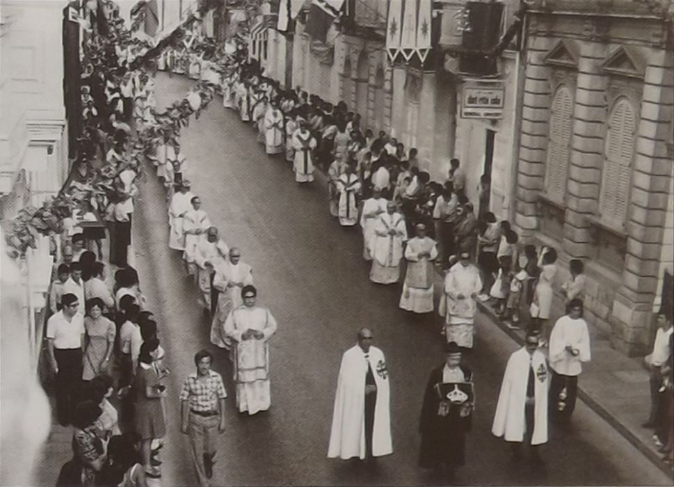Prim Imhallef Prof. J.J. Cremona jidher izomm il-kuruna ta’ l-Inkurunazzjoni dakinhar tal-10 t'Awissu 1975 Mosta
