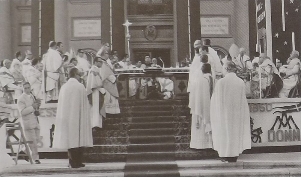Koncelebrazzjoni solenni fuq iz-zuntier tar-Rotunda Mosta dakinhar tal-10 t'Awissu 1975