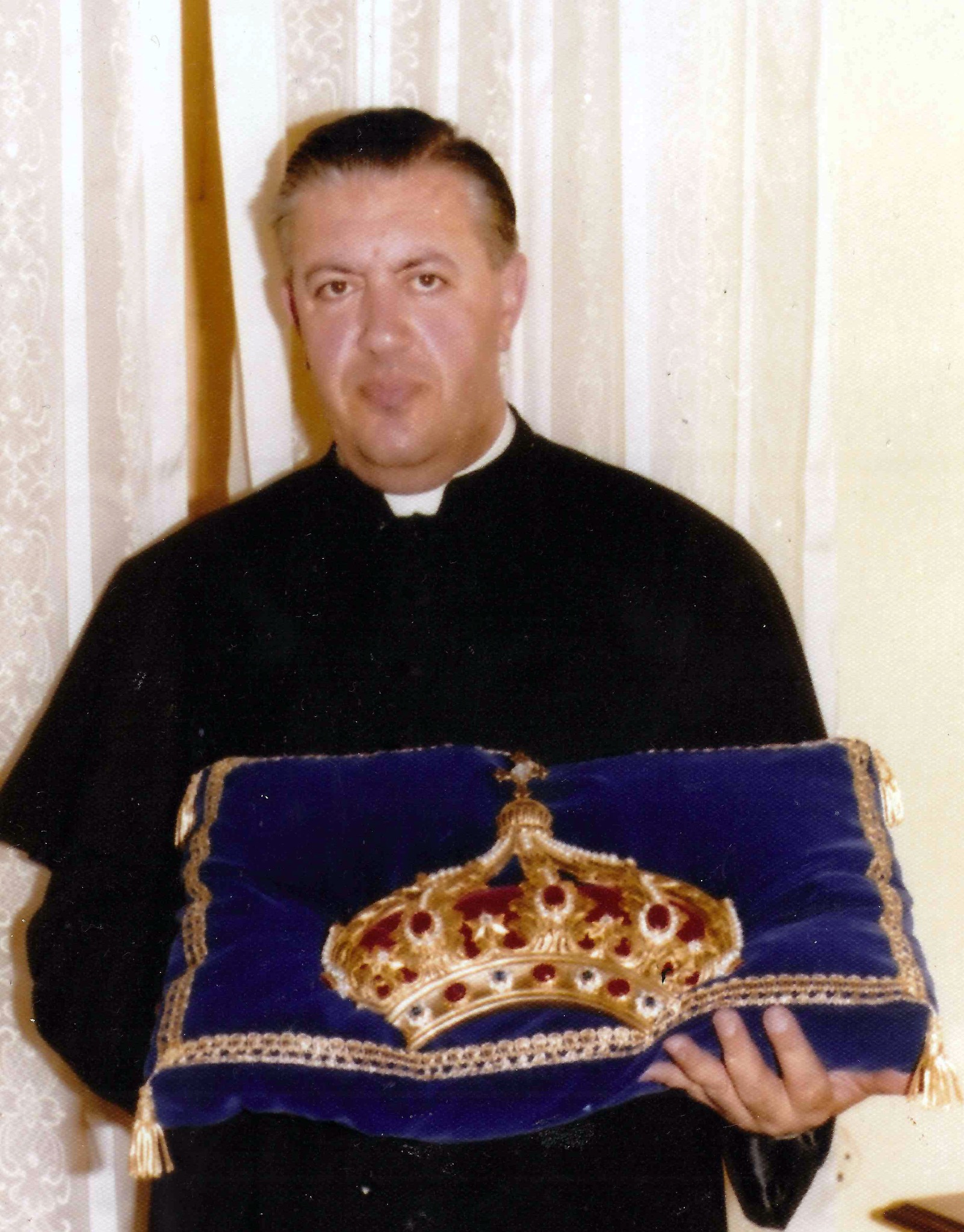 L-Arcipriet Dun Bert Bezzina bil-kuruna nkurunazzjoni Mosta 10 t'Awissu 1975