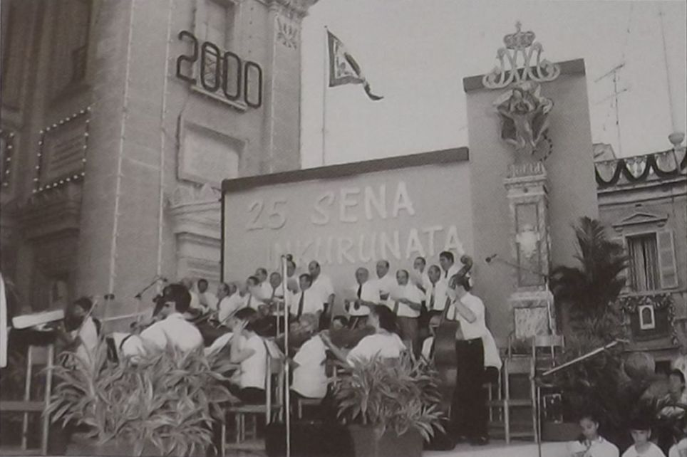 Korijiet fuq iz-zuntier tal-Mosta 25 sena mill-lnkurunazzjoni