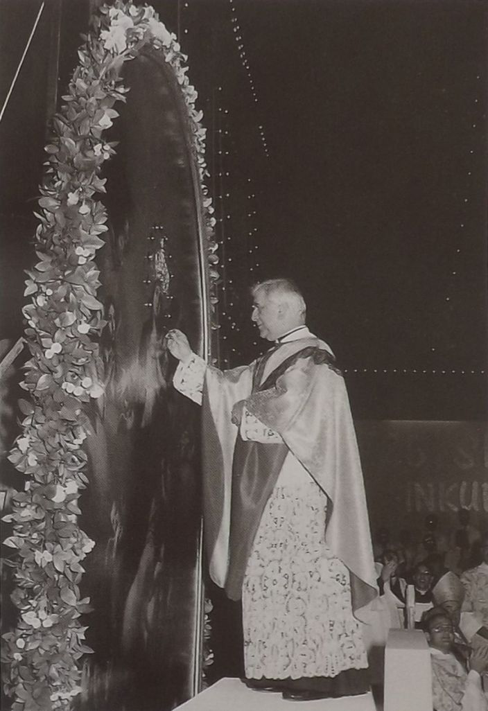 L-Arcipriet Joe Carabott ipoggi l-ahhar kewkba mal-Kwadru Titulari ta’ l-Assunta nhar l-10 t’Awwissu 2000 Mosta