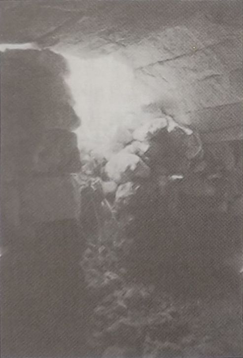 Caldarium ta’ zmien ir-Rumani f'Torri Falka minn barra, id-Dwejra.