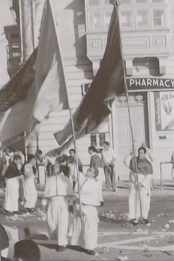 Standardi tal-fratellanzi f'purcissjoni l-Mosta