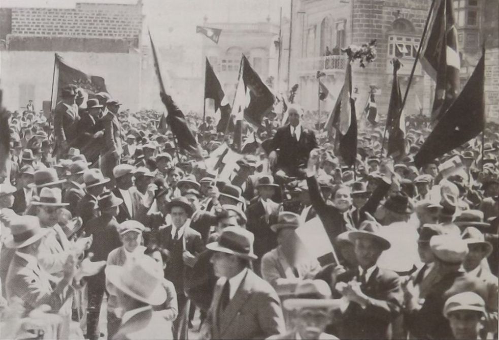 Ruzar Mizzi ffestegjat fil-pjazza tal-Mosta wara li gie elett fl-1932