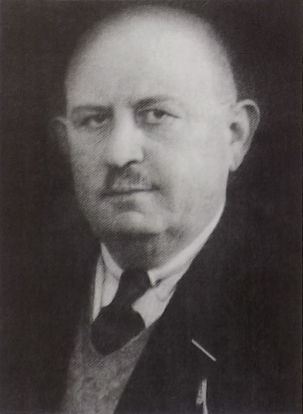 Il-Kavallier Carmelo Dimech P.E.P. li hallas l-ispejjez kollha nvoluti fl-iskultura u fl-induratura tal-koppla tar-Rotunda tal-Mosta