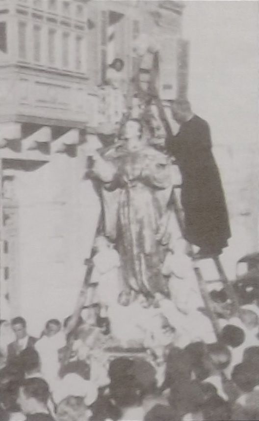 Dun Pawl Calleja jlibbes stellajru gdid ma ras Santa Marija nhar it-8 t'Awwissu, 1948 Mosta