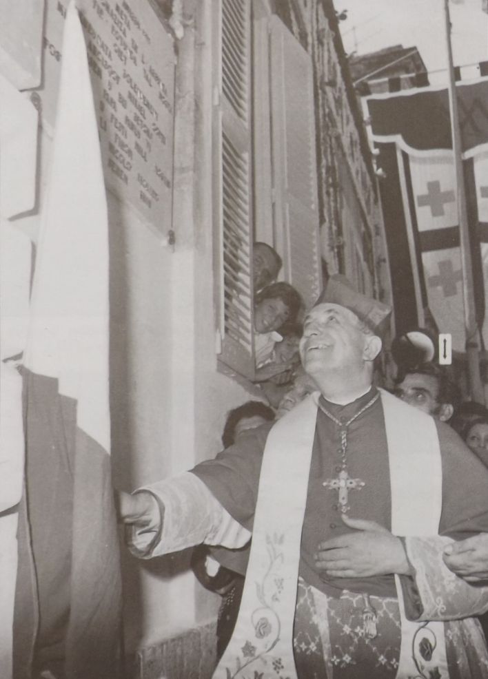 Kardinal Corrado Ursi jinawgura plakka fil-kazin Nicolo Isouard 15 t’Awwissu, 1975