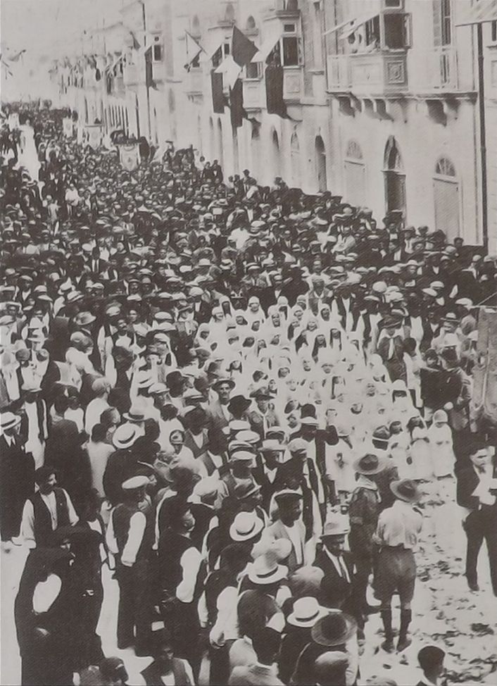 Banda Nicolo Isouard waqt korteo fit-12 t’Ottubru 1930 fl-okkazjoni tat-Tieni Kungress tax-Xirka ta’ l-Isem Imqaddes t’Alla Mosta