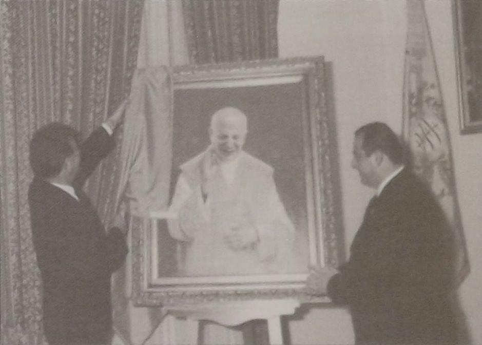 Pittura ta’ San Gorg Preca fuq l-artal fil-Kazin Nicolo Isouard Mosta