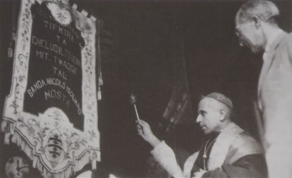 Isqof Awziljarju Mons. Emmanuel Galea fil-Kazin Nicolo Isouard Mosta fl-1946