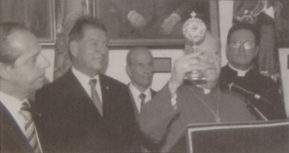 Mons. Bartolomeo Bezzina jirregala relikwa ta’ San Gorg Preca lis-Socjeta Filarmonika Nicolo Isouard Mosta