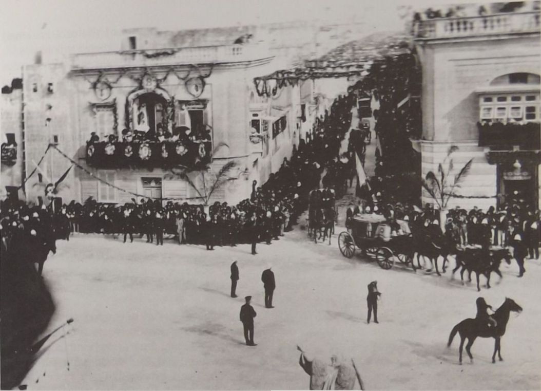 Il-pjazza tal-Mosta bil-mistidnin distinti li gew ghall-Kungress Ewkaristiku li kellu jitlaqqa' fil-knisja.