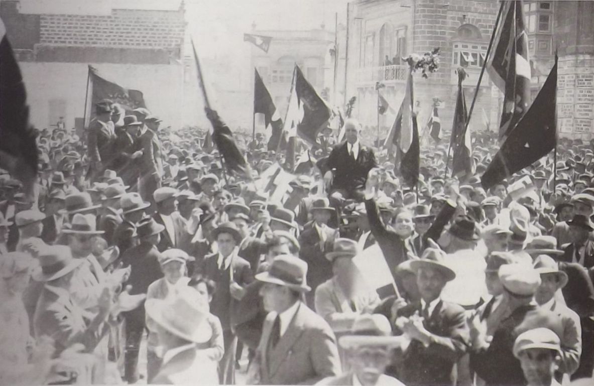 It-Tabib Ruzar Mizzi fil-Mosta fuq l-ispallejn wara rebha tal-PN fl-1932.