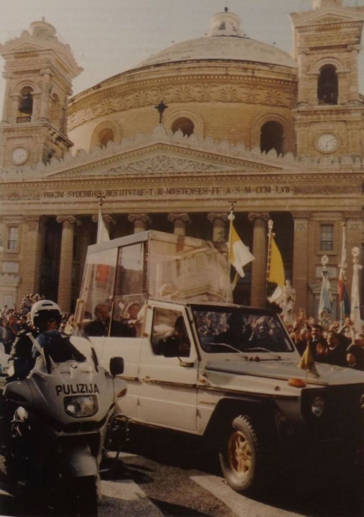 Papa Gwanni Pawlu II meta ghaddej mill-Mosta f'Mejju 2001