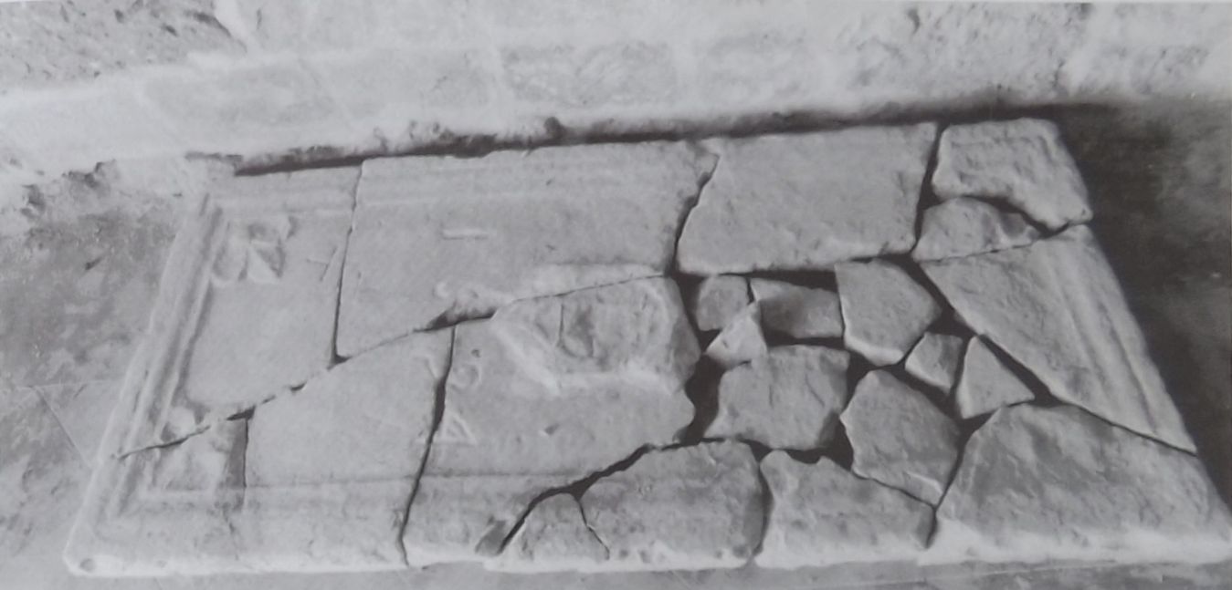 Lapida tal-gebel li kienet tghatti qabar fic-cimiterju mal-kappella ta' Santa Margerita.