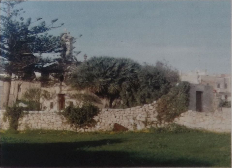 Il-kappella ta' Santa Margerita mdawra bic-cimiterju maghha.