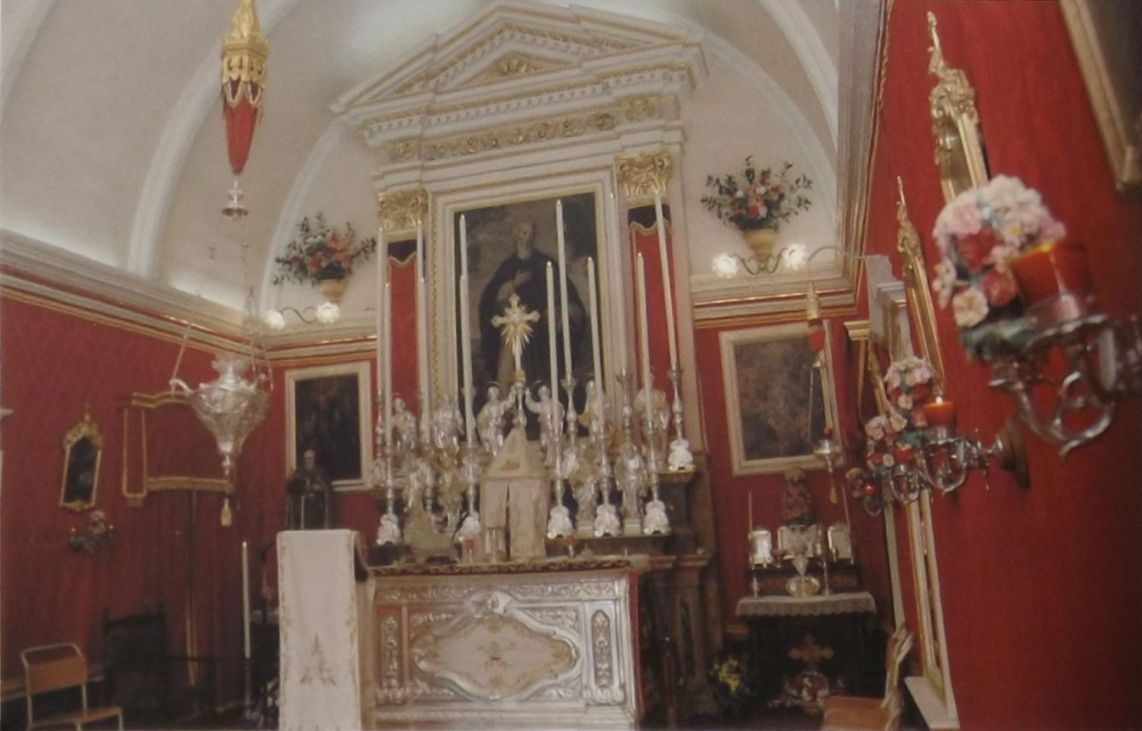 Il-Kappella ta' Sant' Anton Abbati minn gewwa f'jum ta' festa