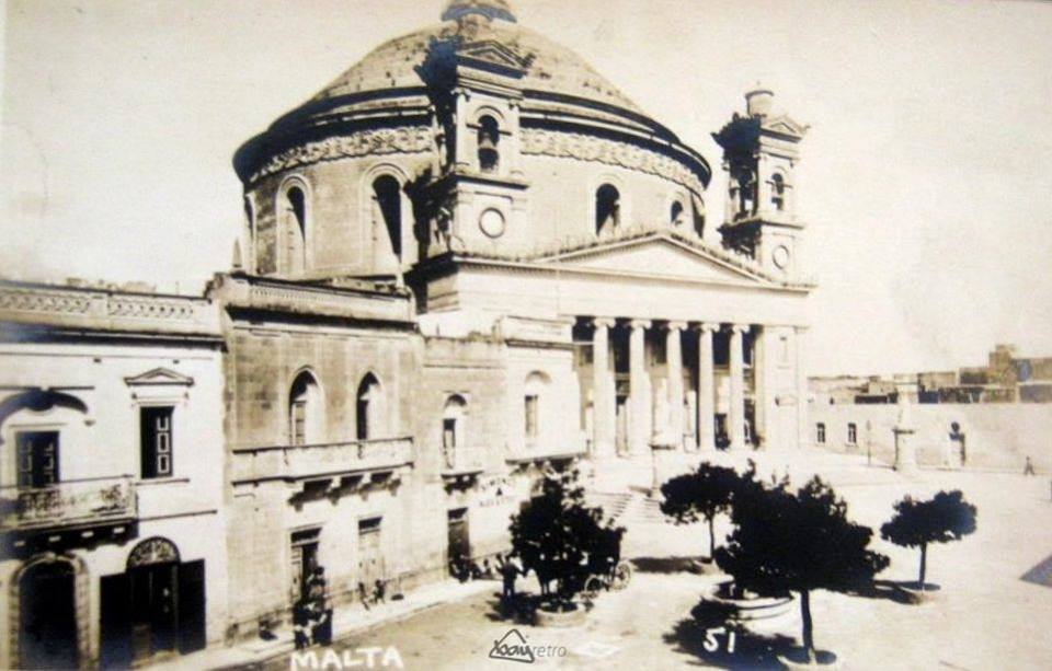 Il-pjazza bl-iljun bl-ghajn tal-ilma u xi sigar