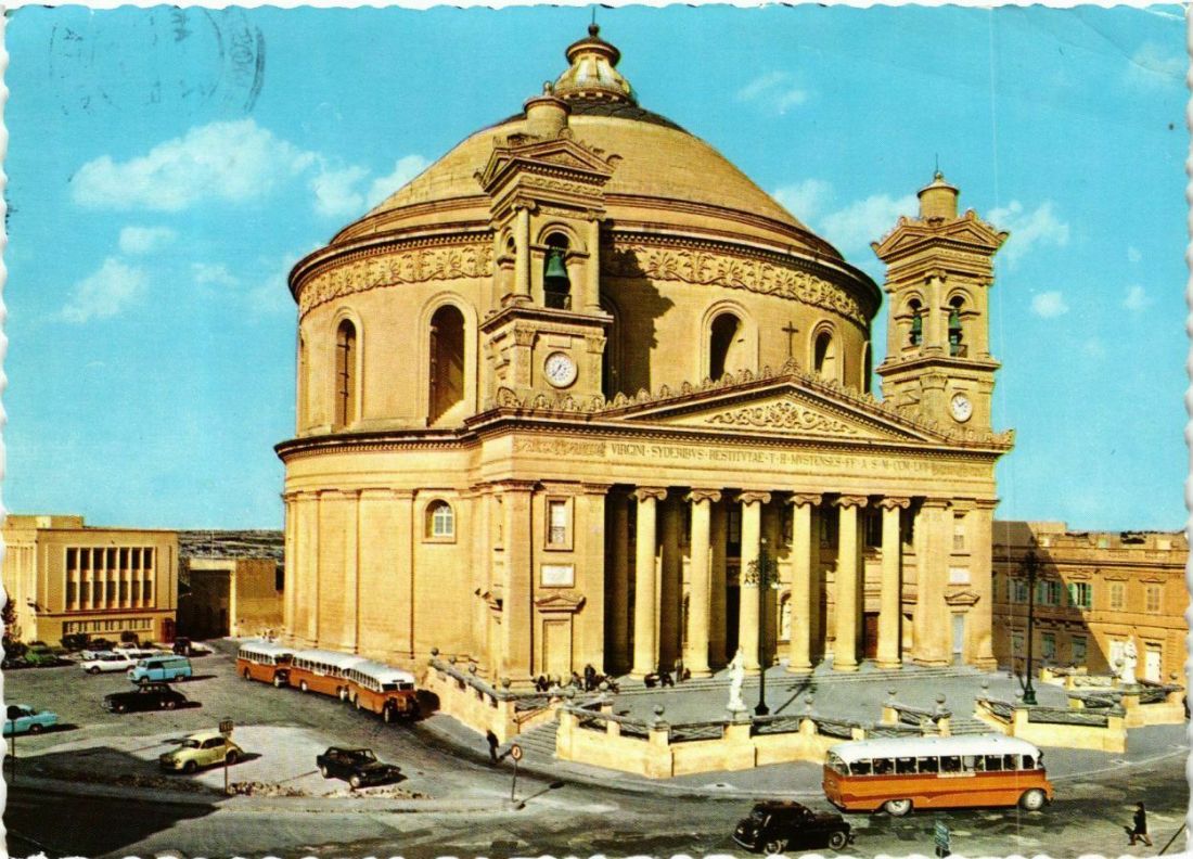 Ritratt tal-pjazza tal-Mosta qabel l-1973.