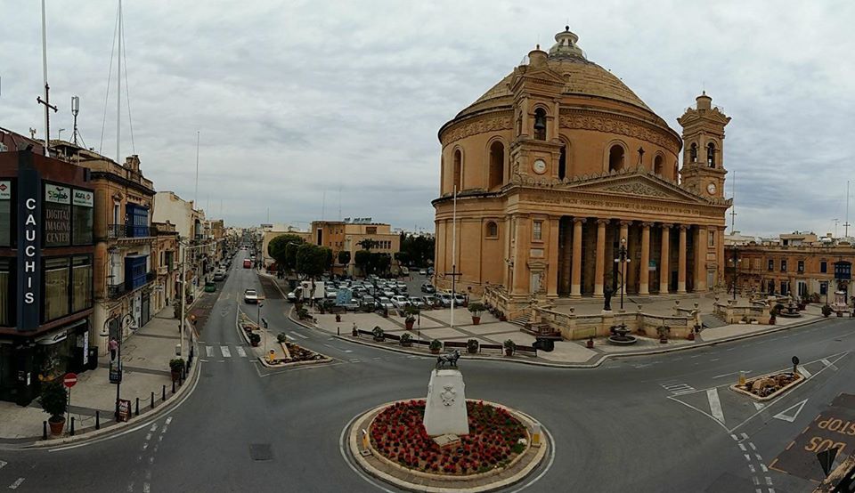 Il-pjazza tal-Mosta fis-snin ricenti.