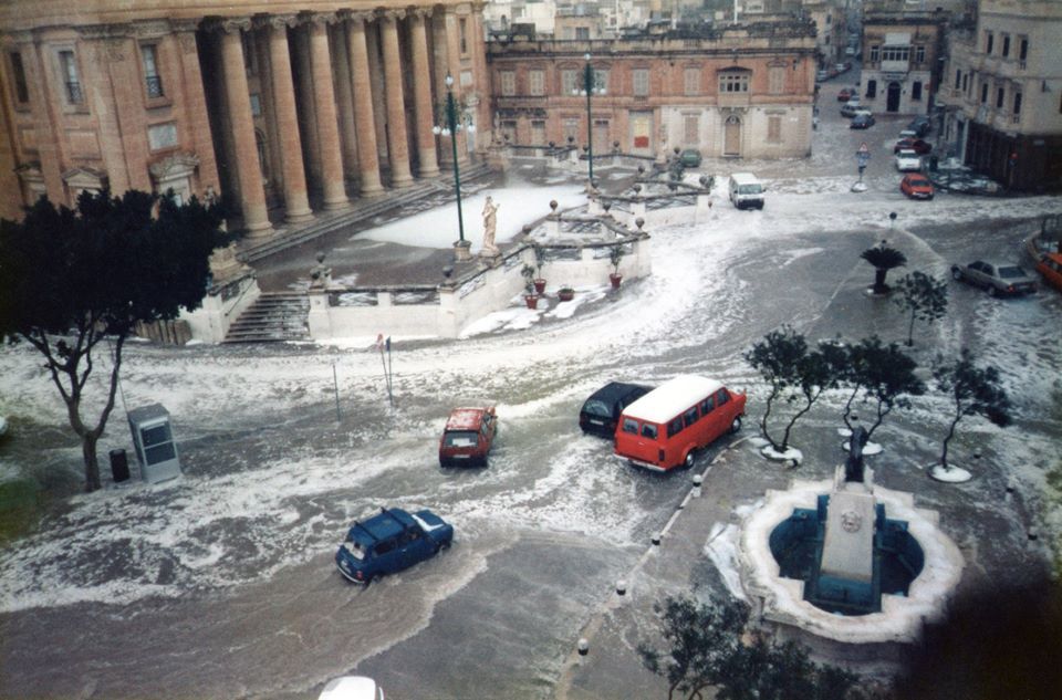 Il-pjazza tal-Mosta waqt maltempata tas-silg fl-1998.