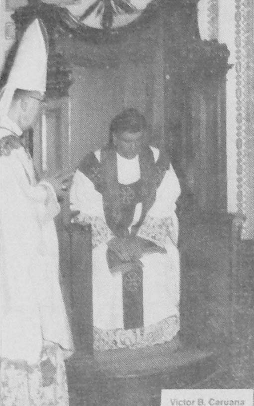 Arcipriet Mons. Joe Carabott fil-konfessjonarju, Mosta