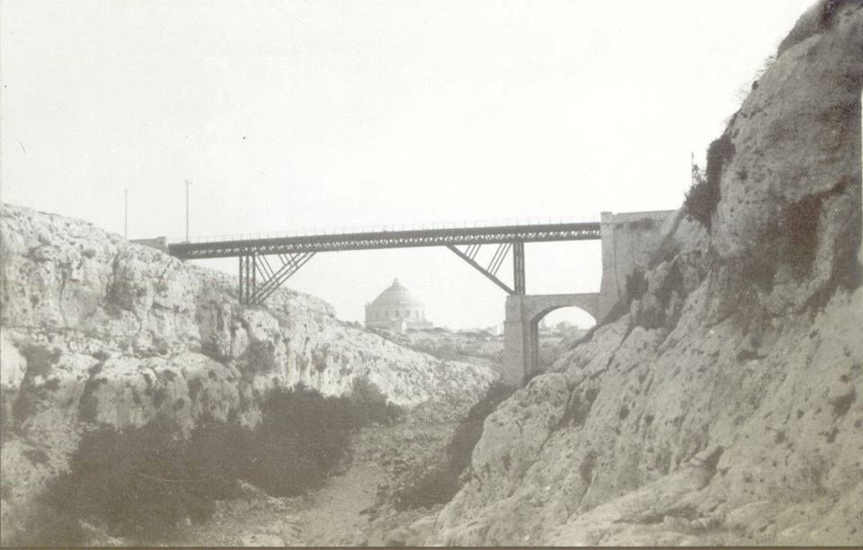 Il-pont l-antik tal-hadid ta' Wied il-Ghasel