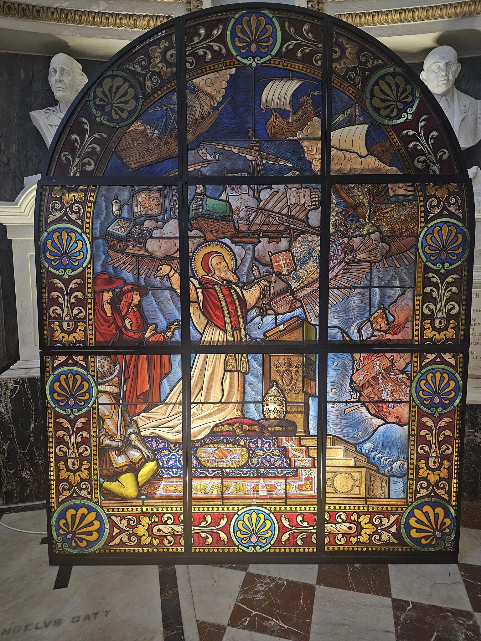 Mosta Rotunda stained glass ohra restawrata turi xeni mill-battalja ta' Lepanto