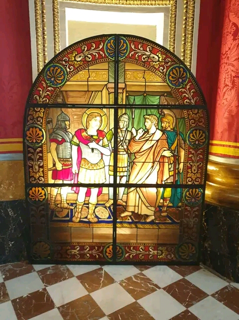 Restawr ta' stained glass fil-Mosta Rotunda