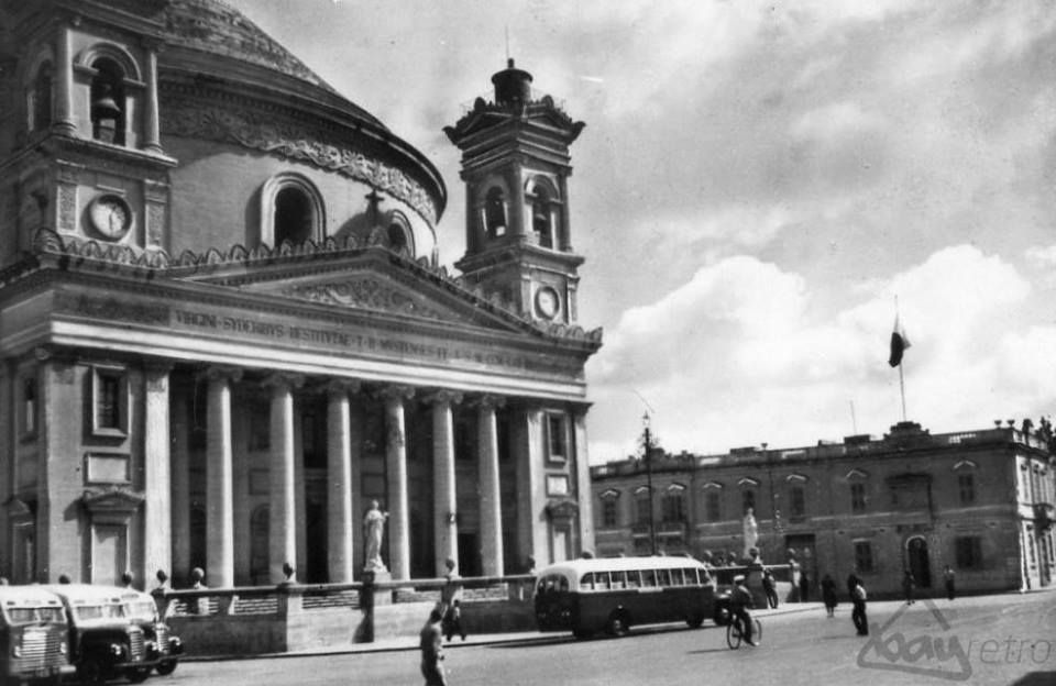 L-istatwi tal-Assunta u San Guzepp ta' Censu Apap fuq kull naha taz-zuntier tal-Mosta